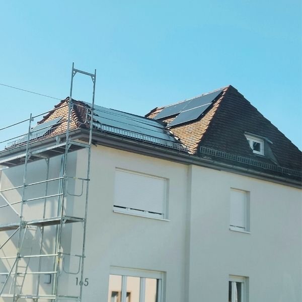Exemple d’installation photovoltaïque intégrée au bâti résidentiel à Strasbourg
