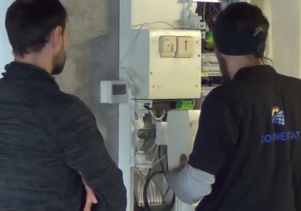Équipe CONNECTAT en intervention technique devant un coffret électrique pour une installation photovoltaïque dans le Bas-Rhin