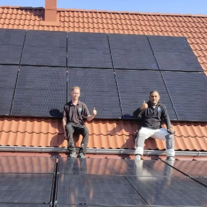Installateur panneaux solaires photovoltaïques CONNECTAT en intervention sur toiture en Alsace