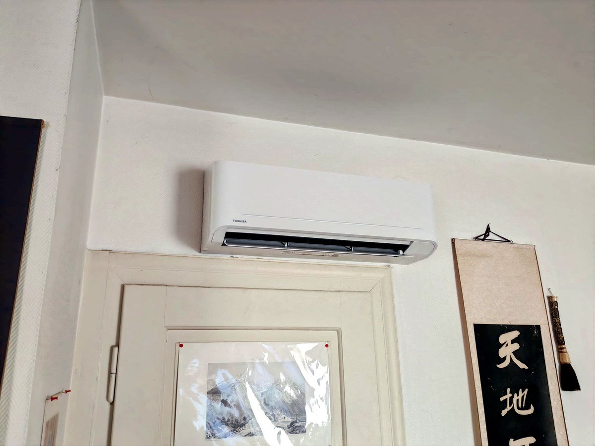 Unité intérieure de climatisation réversible installée dans une chambre à Strasbourg